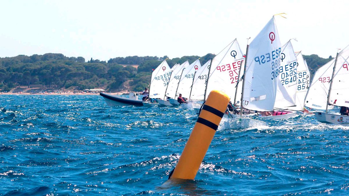 Optimist fleet at the windward mark